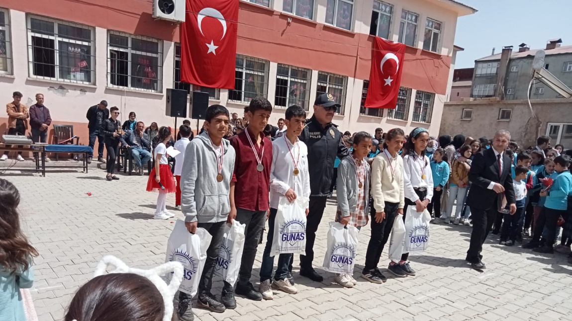 Turgut Özal Ortaokulu Öğrencilerine Ödülleri Verildi